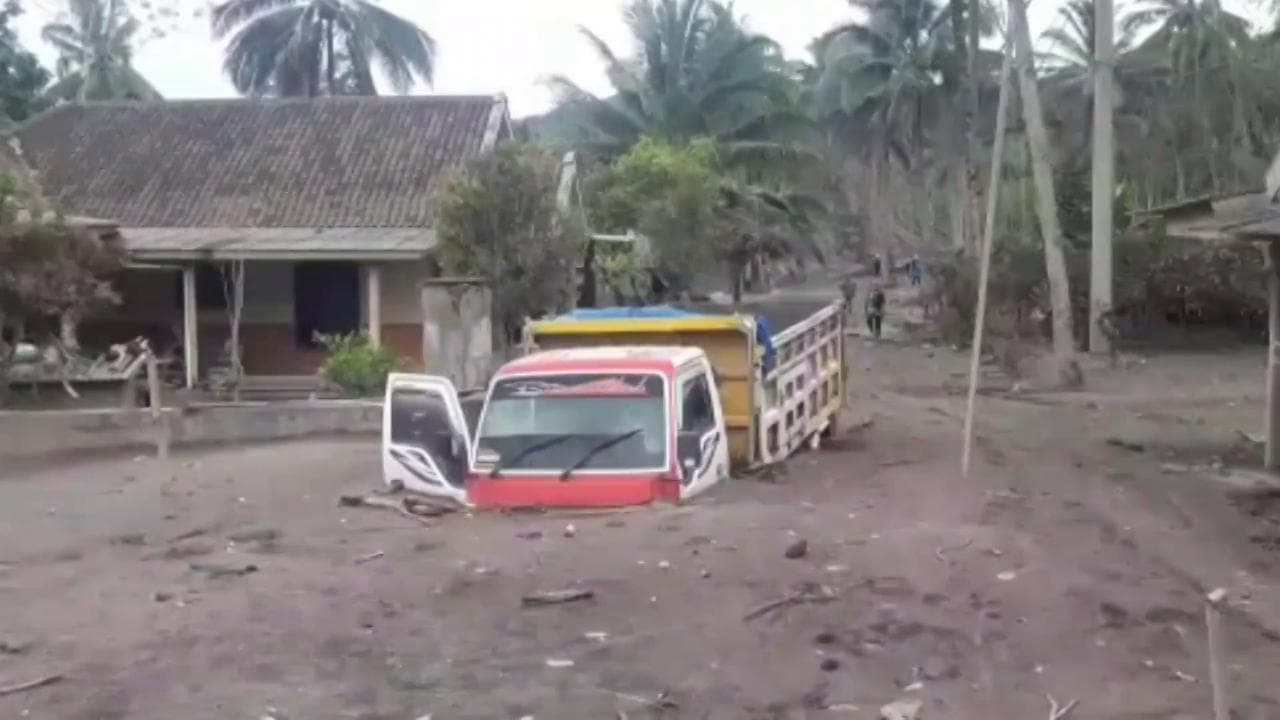 Indonesia, eruzione vulcanica a Giava: macchine e camion sepolti dalla cenere