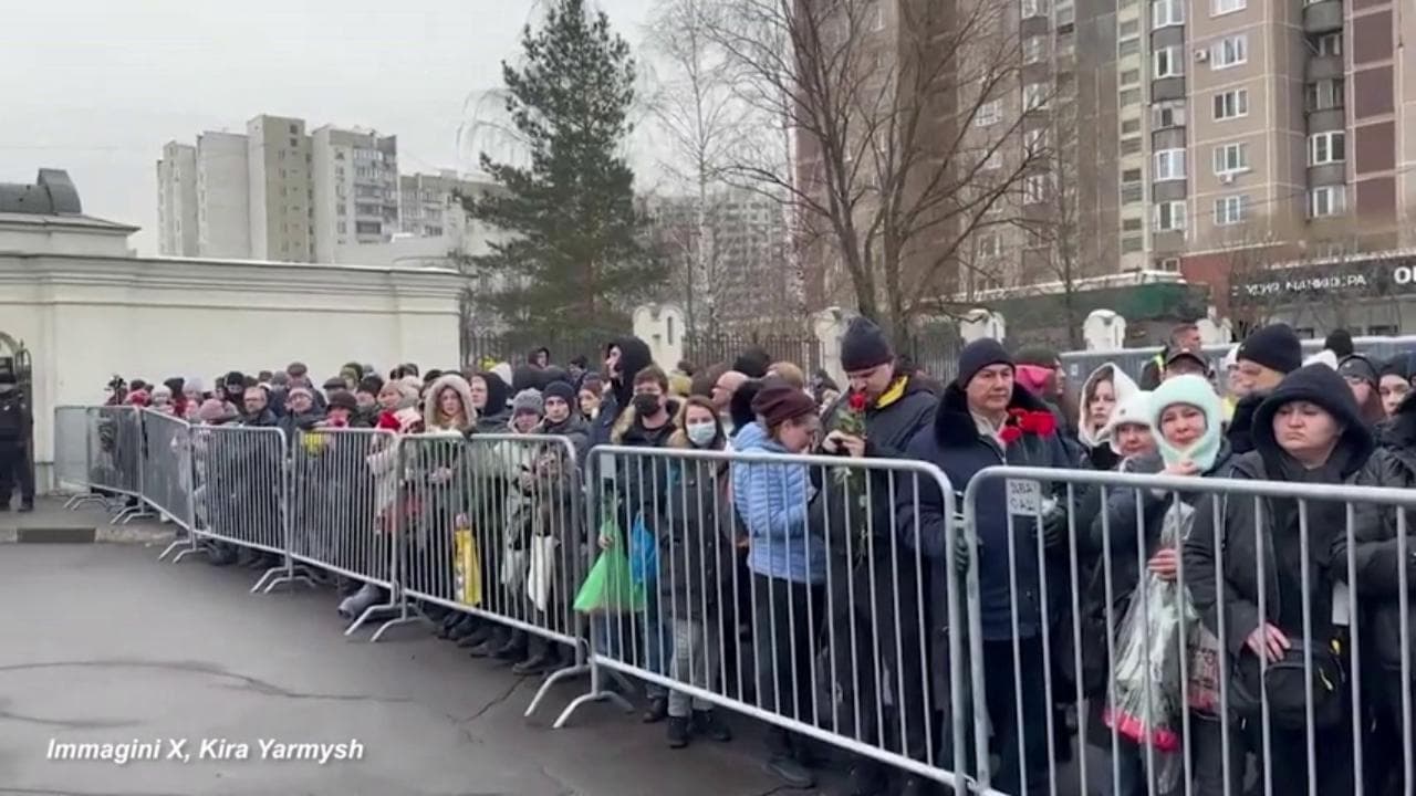 Mosca, folla di persone davanti alla chiesa per l'ultimo saluto a Navalny