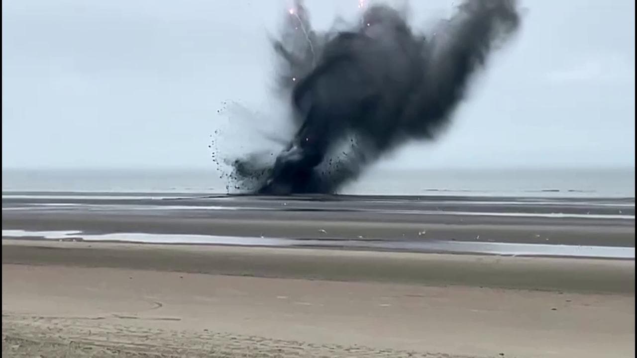 Belgio, trovata bomba della II Guerra mondiale sulla spiaggia: l'esplosione controllata