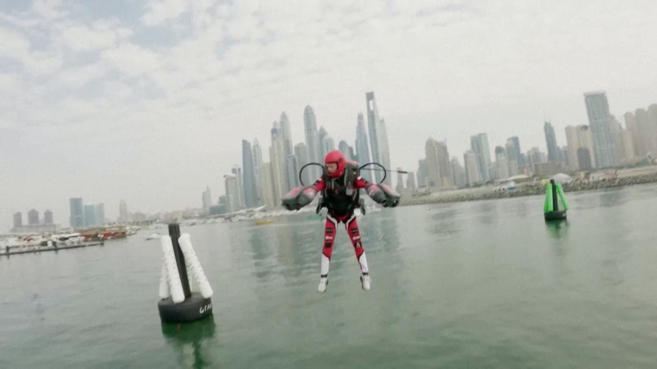 Dubai, la tuta che rende supereroi: sfrecciano tra i grattacieli come Iron Man