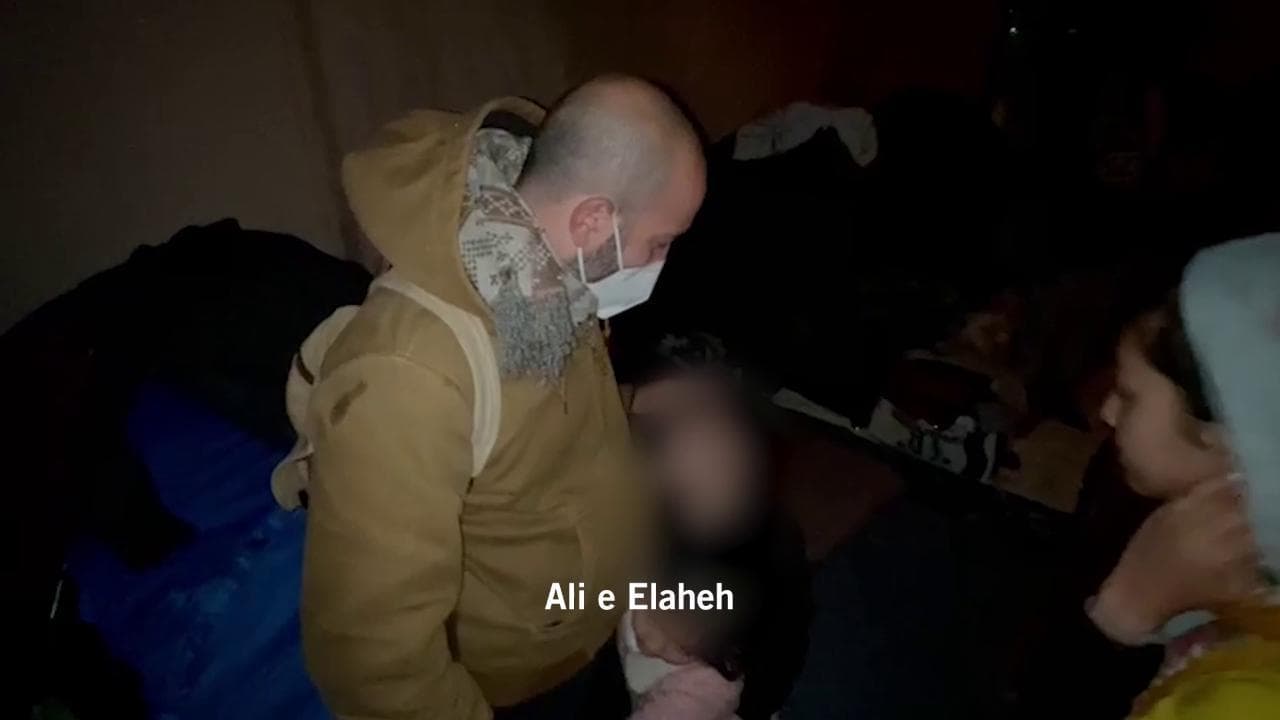 Bosnia, nell'ex campo di concentramento rifugio di due famiglie afghane: i bambini corrono ad abbracciare il giornalista