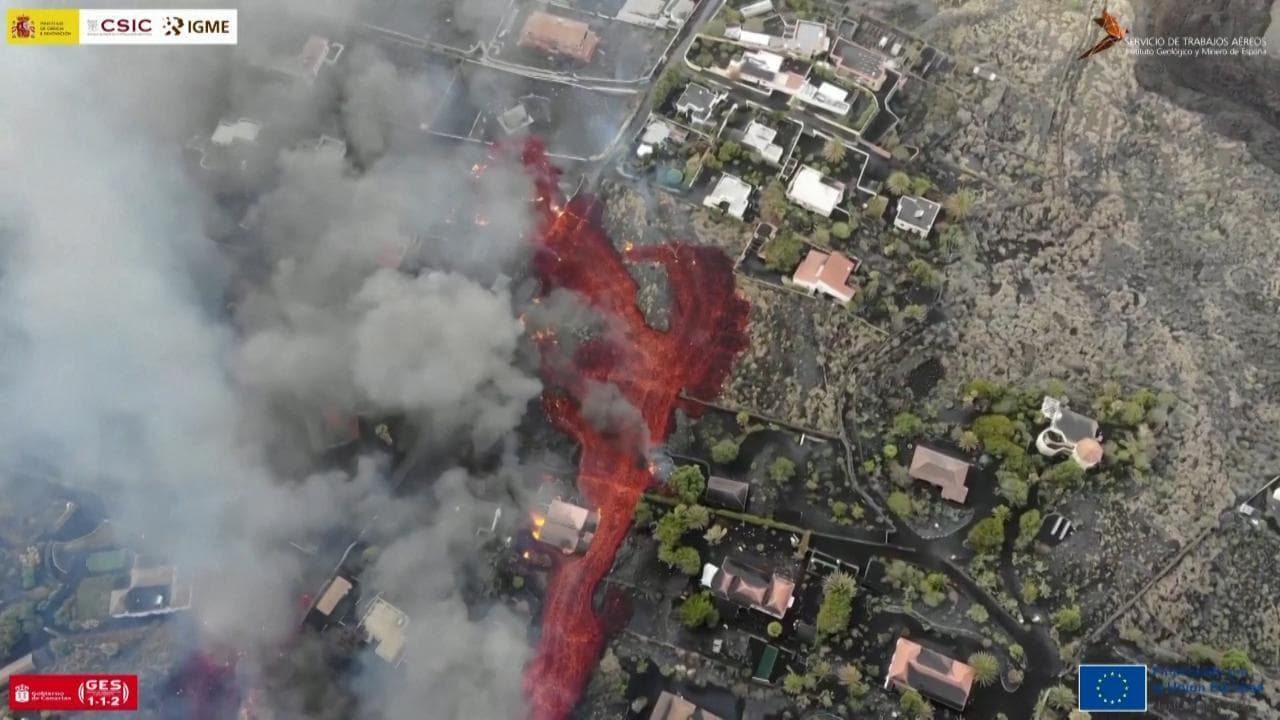 La Palma, il drone riprende il fiume di lava che si fa largo tra le case
