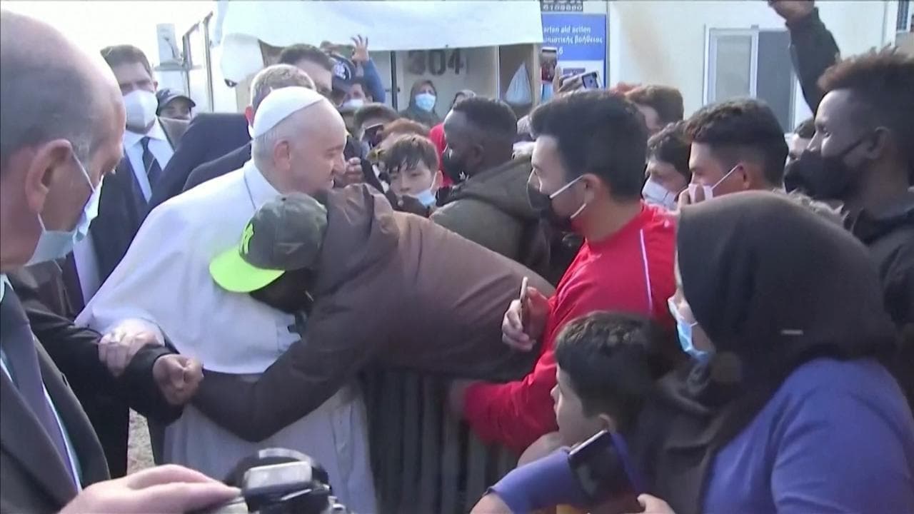 Lesbo, l'abbraccio di papa Francesco ai richiedenti asilo: "Sono qui per guardare i vostri occhi"