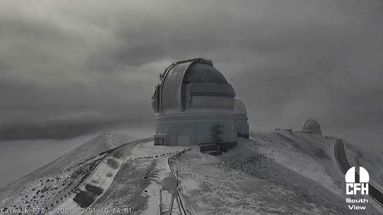 Hawaii, il vulcano coperto di neve durante la bufera: il timelapse