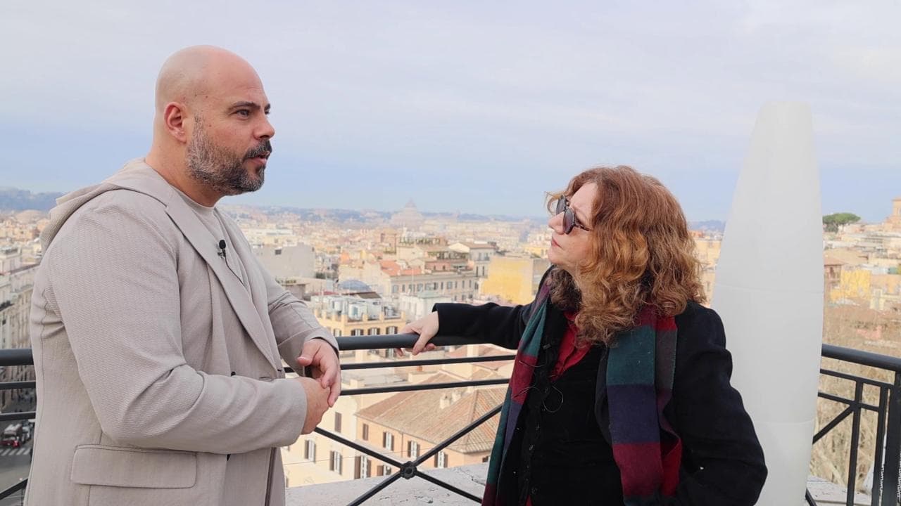 'A cielo aperto' / Marco D'amore: "Da 'Gomorra' a 'Caracas', il successo e la solitudine, islam e manganelli, Napoli e Geolier, devo molto a mio nonno"
