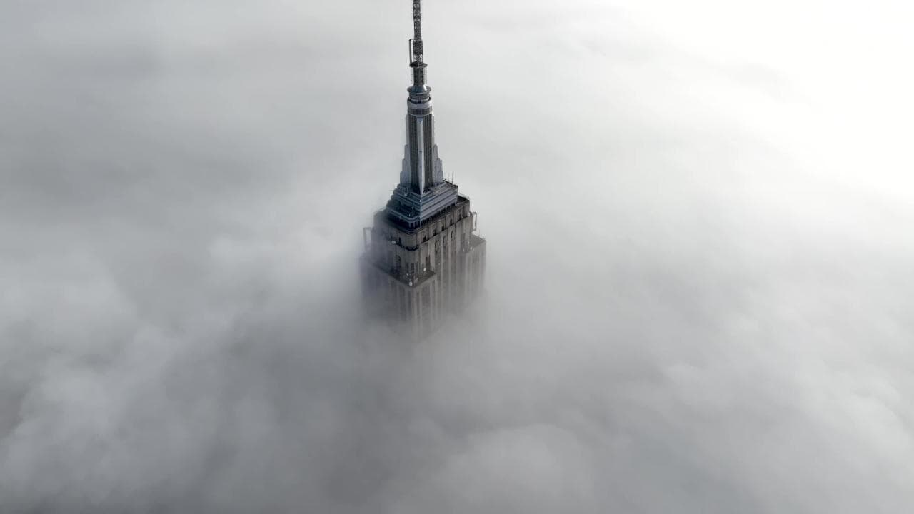 New York, Manhattan sembra galleggiare tra le nuvole: lo spettacolo visto dal drone