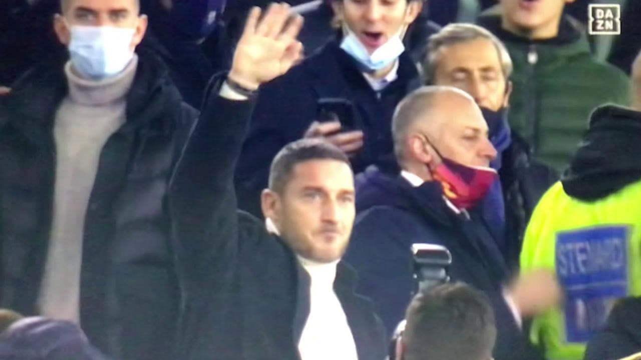 L'ovazione dei tifosi romanisti per il ritorno all'Olimpico di Francesco Totti