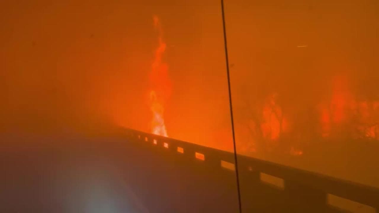 Texas, i vigili del fuoco attraversano una strada totalmente avvolta dalle fiamme