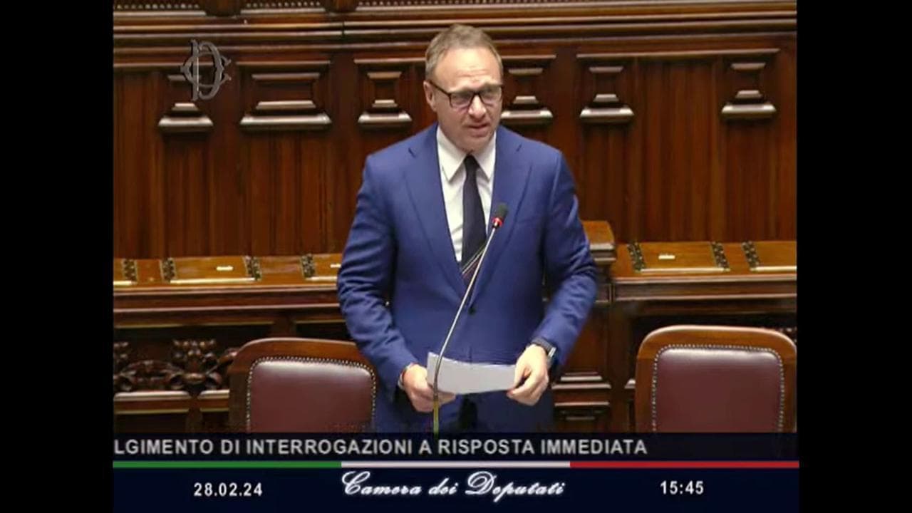 Il ministro Lollobrigida saluta gli studenti in Aula e Mulè lo riprende: "Così mi ruba il lavoro"