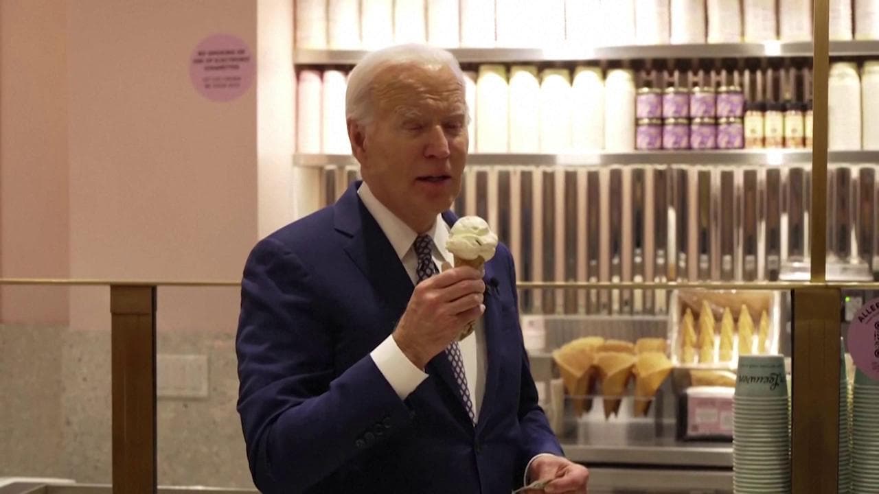 Biden sul cessate il fuoco mentre mangia un gelato: "Tregua lunedì". Ma Hamas e Israele smentiscono