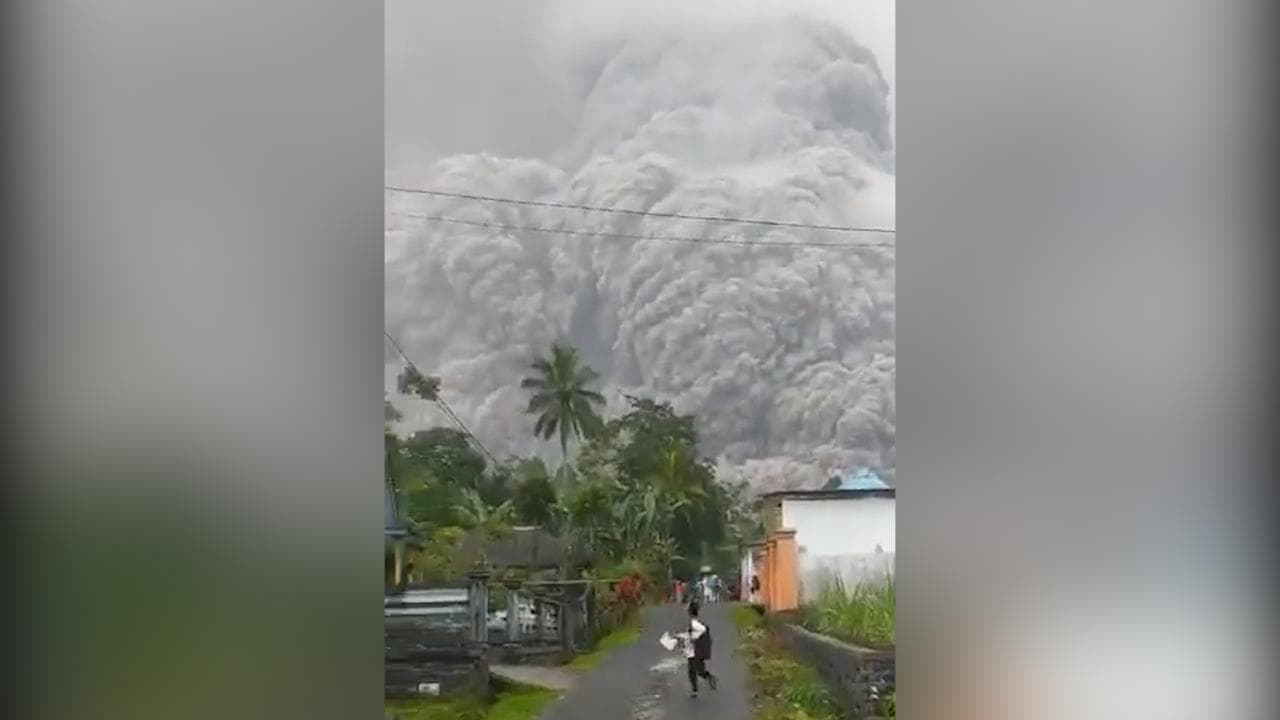 Indonesia, residenti in fuga da enorme nube di cenere del vulcano Semeru: anche il sole viene oscurato