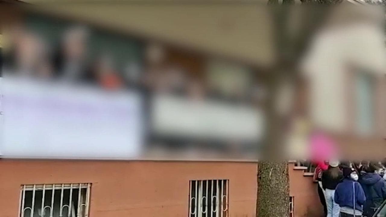 Nuoro, scuola vieta piercing e unghie lunghe: terzo giorno di manifestazione degli studenti