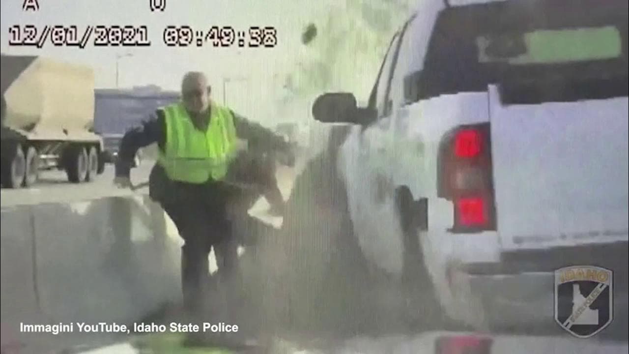 Stati Uniti, poliziotto si salva in extremis schivando una collisione tra più auto