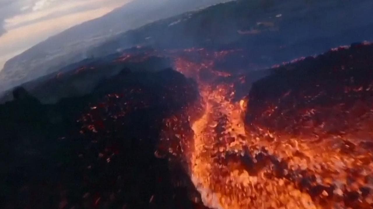 La Palma, lo scenario infernale sull'isola coperta di cenere: in volo con il drone lungo la colata di lava