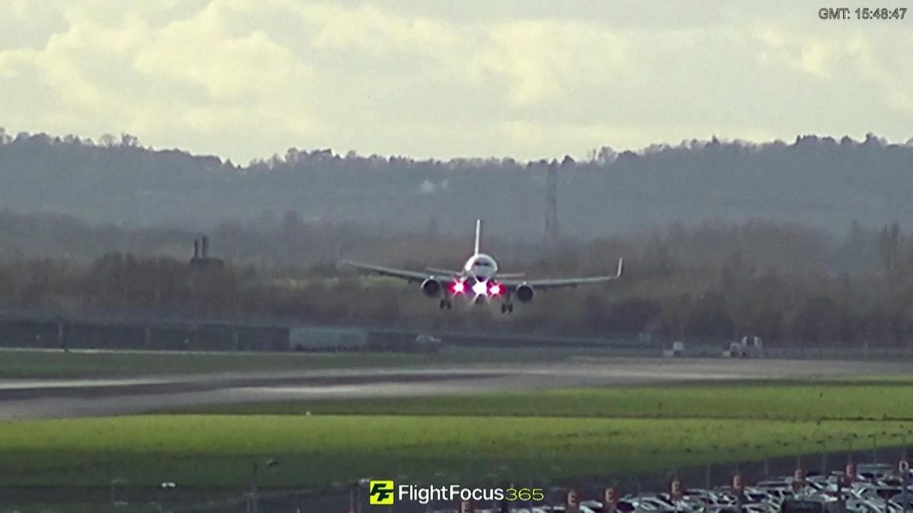 Il vento sferza l'aeroporto di Londra, così l'aereo non riesce ad atterrare e riprende quota