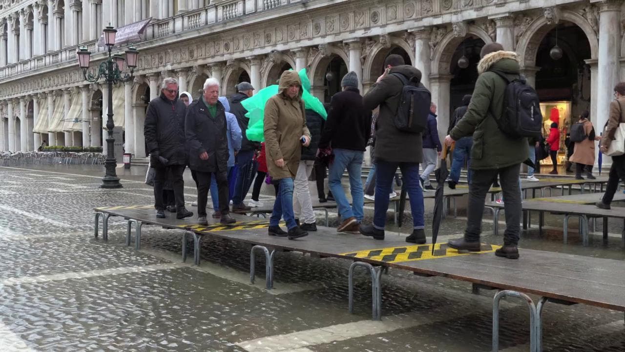 Acqua alta a Venezia: allagata Piazza San Marco abitanti e turisti in coda sulle passerelle