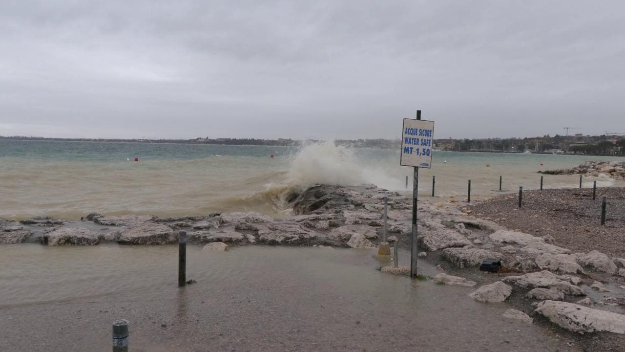 Maltempo al Nord, il Lago di Garda supera la soglia massima di riempimento: le immagini