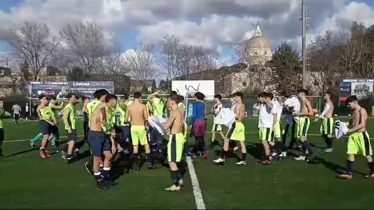 Le squadre romane entrano in campo a maglie invertite, poi le scambiano: "Avversari, non nemici"
