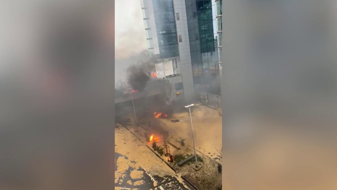 Bruxelles assediata tra i trattori, le strade invase di segatura