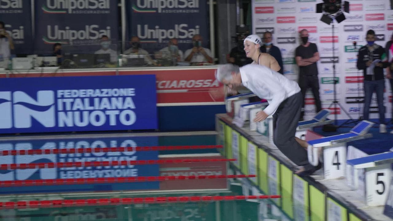 Nuoto, l'ultima gara in carriera di Federica Pellegrini diventa uno show: anche Malagò in acqua