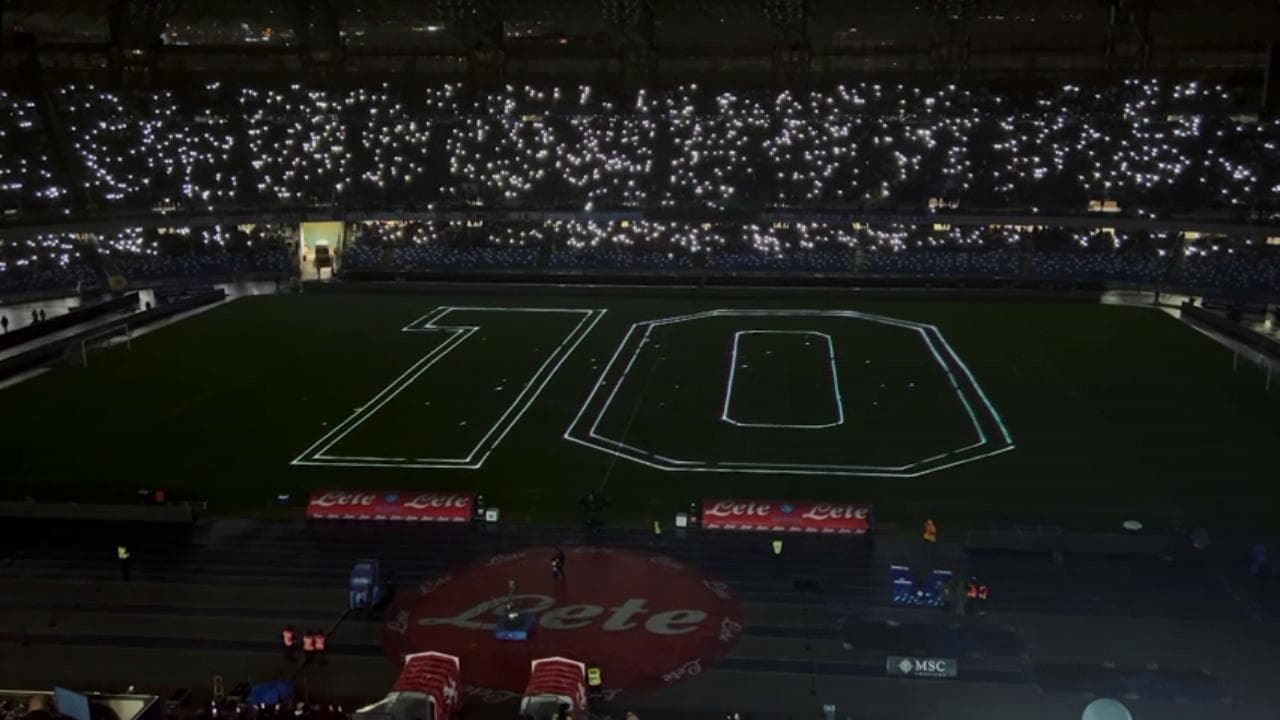 Maradona, la coreografia laser per celebrare "D10s" nel primo anniversario dalla morte