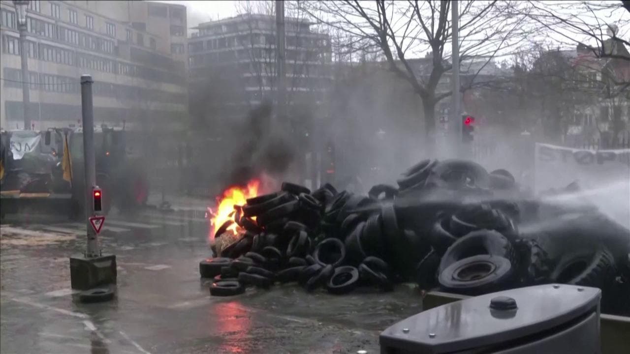 I trattori mettono a ferro e fuoco Bruxelles, agricoltori scaricano copertoni e poi li incendiano