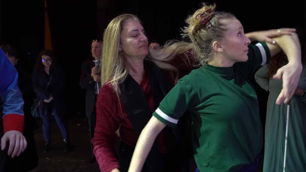 La danza contemporanea accessibile alle persone cieche: "Con l'audioguida possono vederla anche loro"