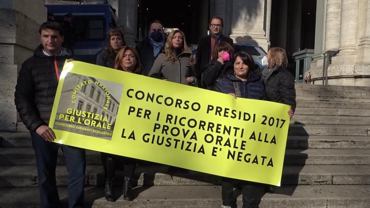 Scuola, la protesta dei candidati presidi: "Irregolarità nel concorso, attendiamo ancora l'udienza"