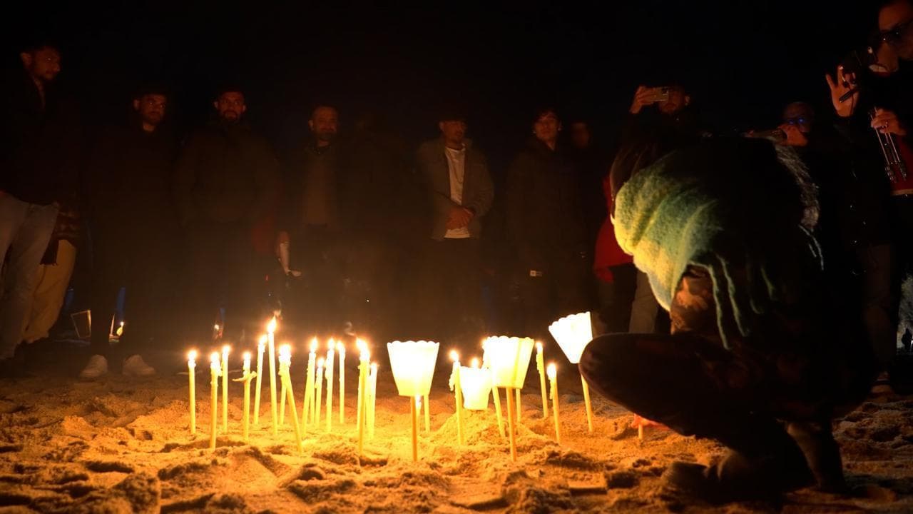 Il ricordo all'ora del naufragio: peluche e candele sulla spiaggia di Cutro in memoria delle vittime