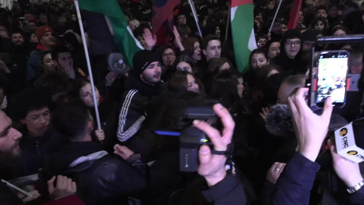 Roma, gli studenti puntano verso il Viminale: alta tensione e spinte con gli agenti
