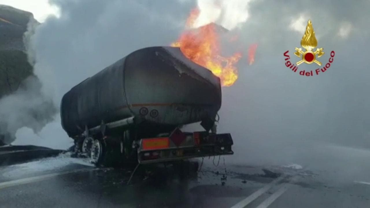 Spoleto, autocisterna piena di benzina in fiamme: chiusa la Flaminia