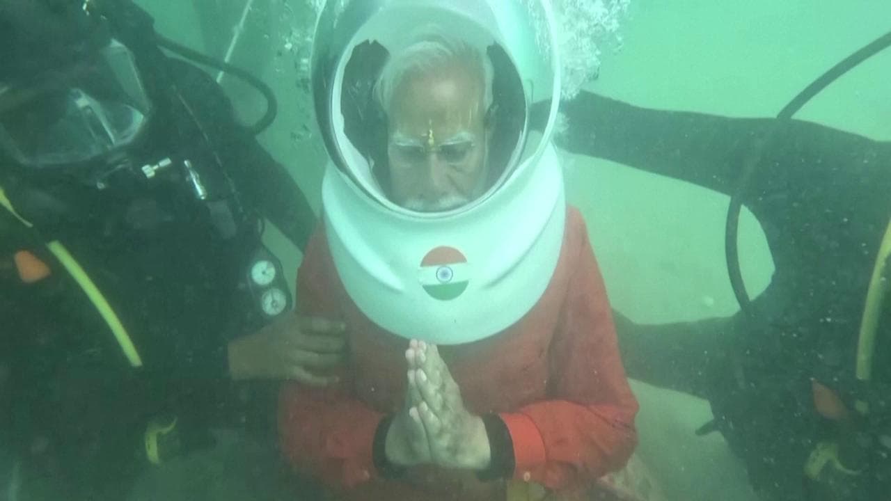 Il premier indiano Modi e la preghiera sott'acqua sul luogo dove per gli Indù c'era la città di Krishna