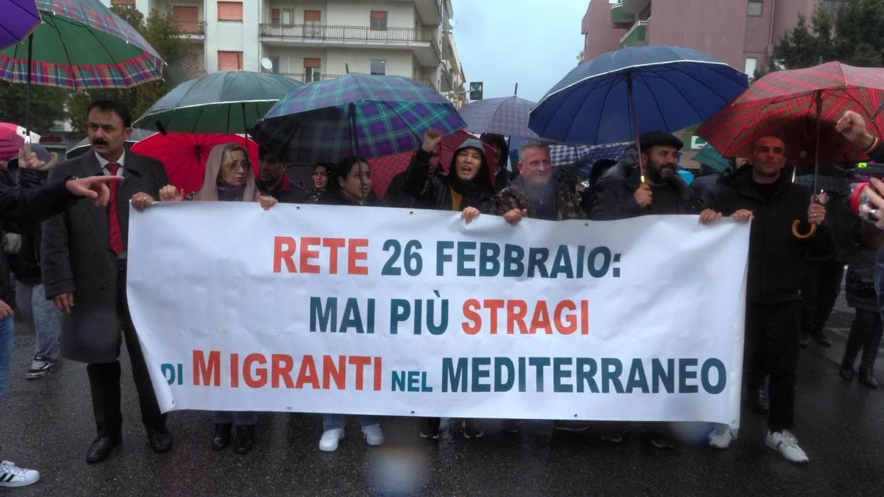 Naufragio di Cutro - A Crotone il corteo grida: "Basta morti in mare"