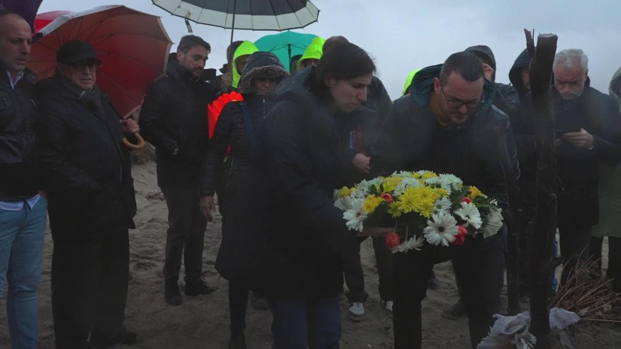 Naufragio di Cutro, Schlein depone una corona di fiori sulla spiaggia