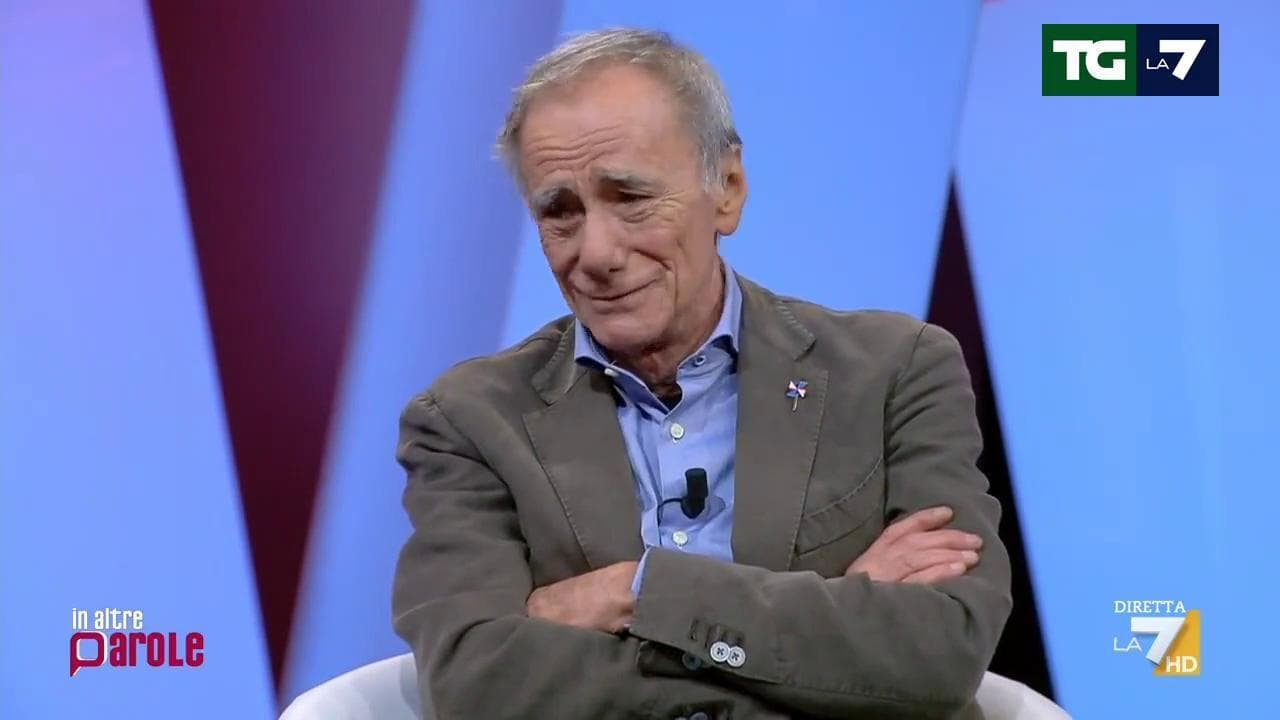 Roberto Vecchioni in lacrime per le manganellate agli studenti a Pisa: "Non deve succedere più"