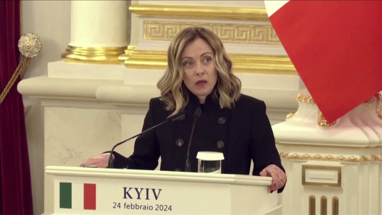 Meloni: "Il sostegno all'Ucraina è anche militare. Dire'pace' ma intendere 'resa' è ipocrita"