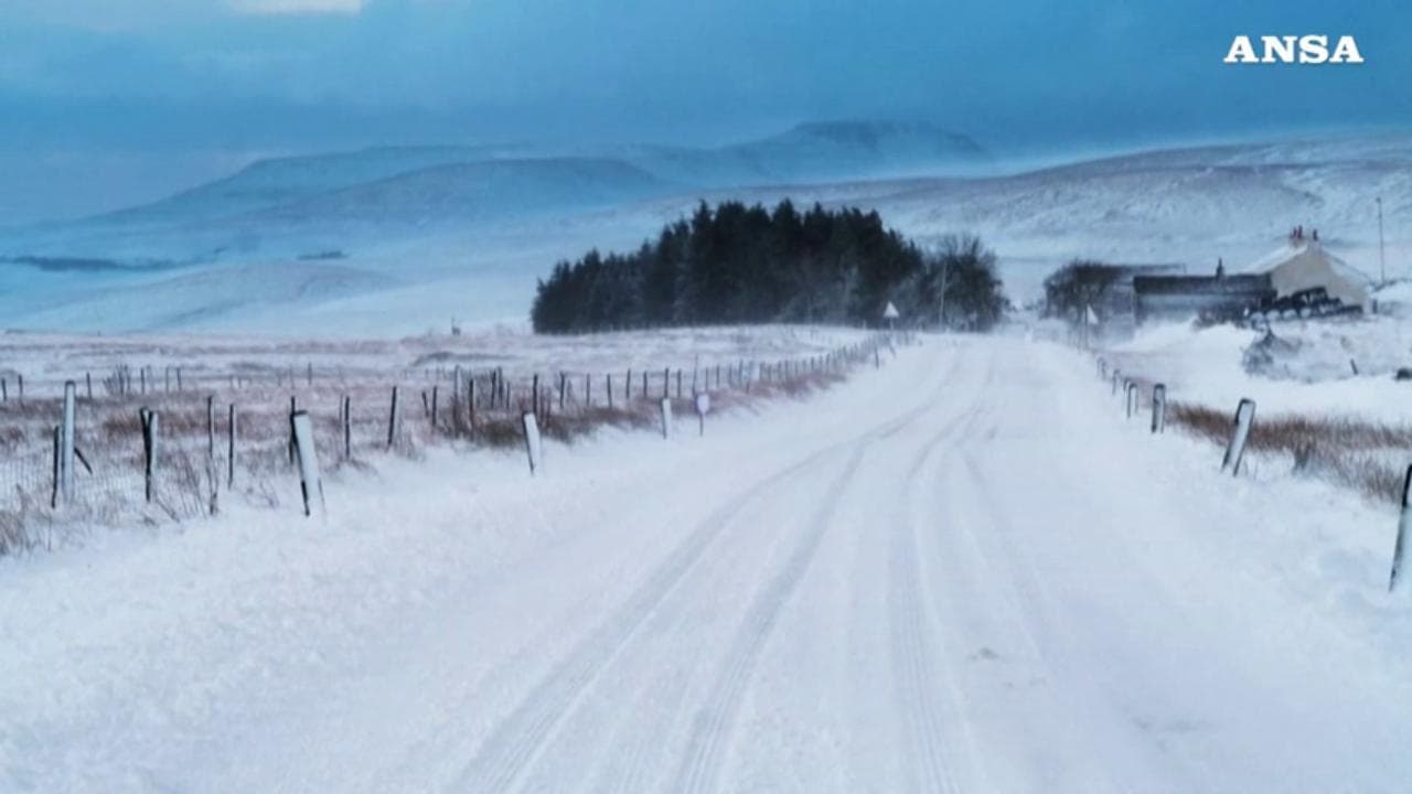 Regno Unito, lo Yorkshire coperto di neve mentre la tempesta Arwen colpisce il Paese