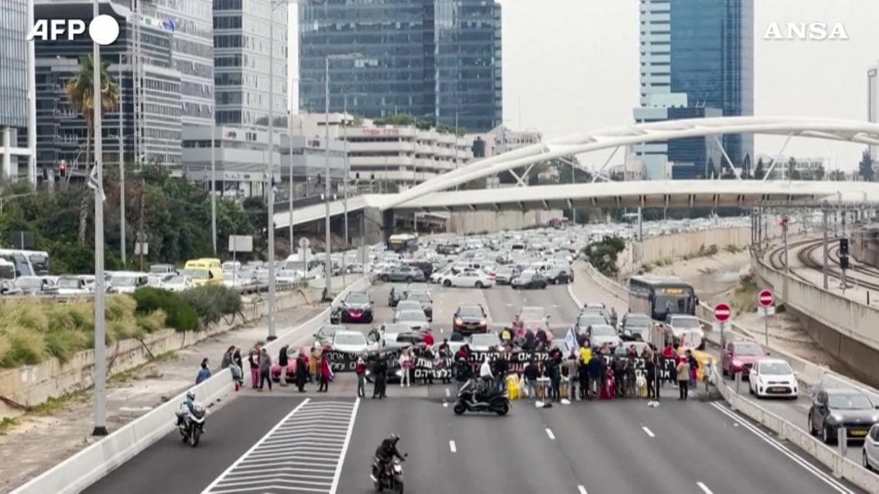 Tel Aviv, il tavolo di Shabbat di traverso in strada: i familiari degli ostaggi bloccano il traffico