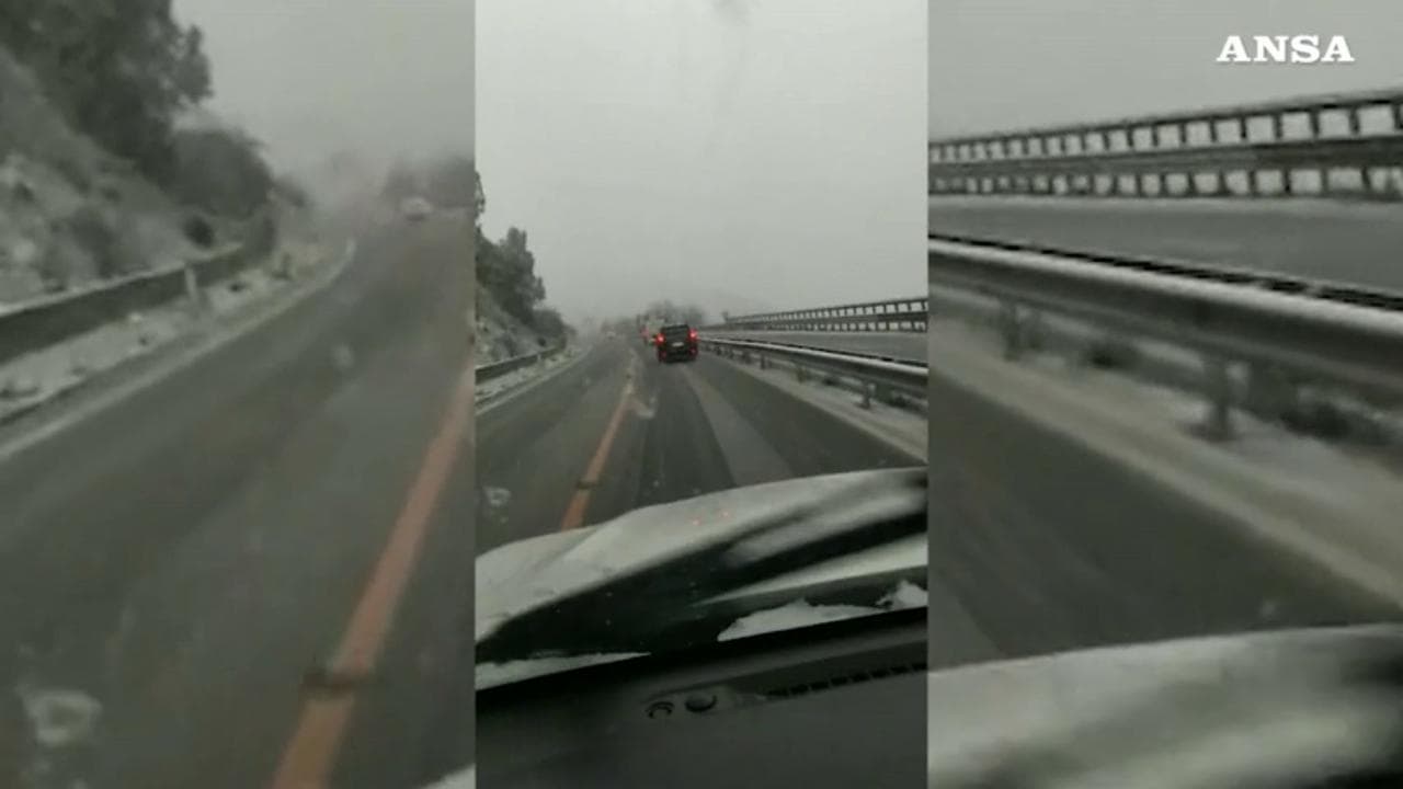 Maltempo, neve in Sardegna: le strade di Nuoro ricoperte da una soffice coltre bianca