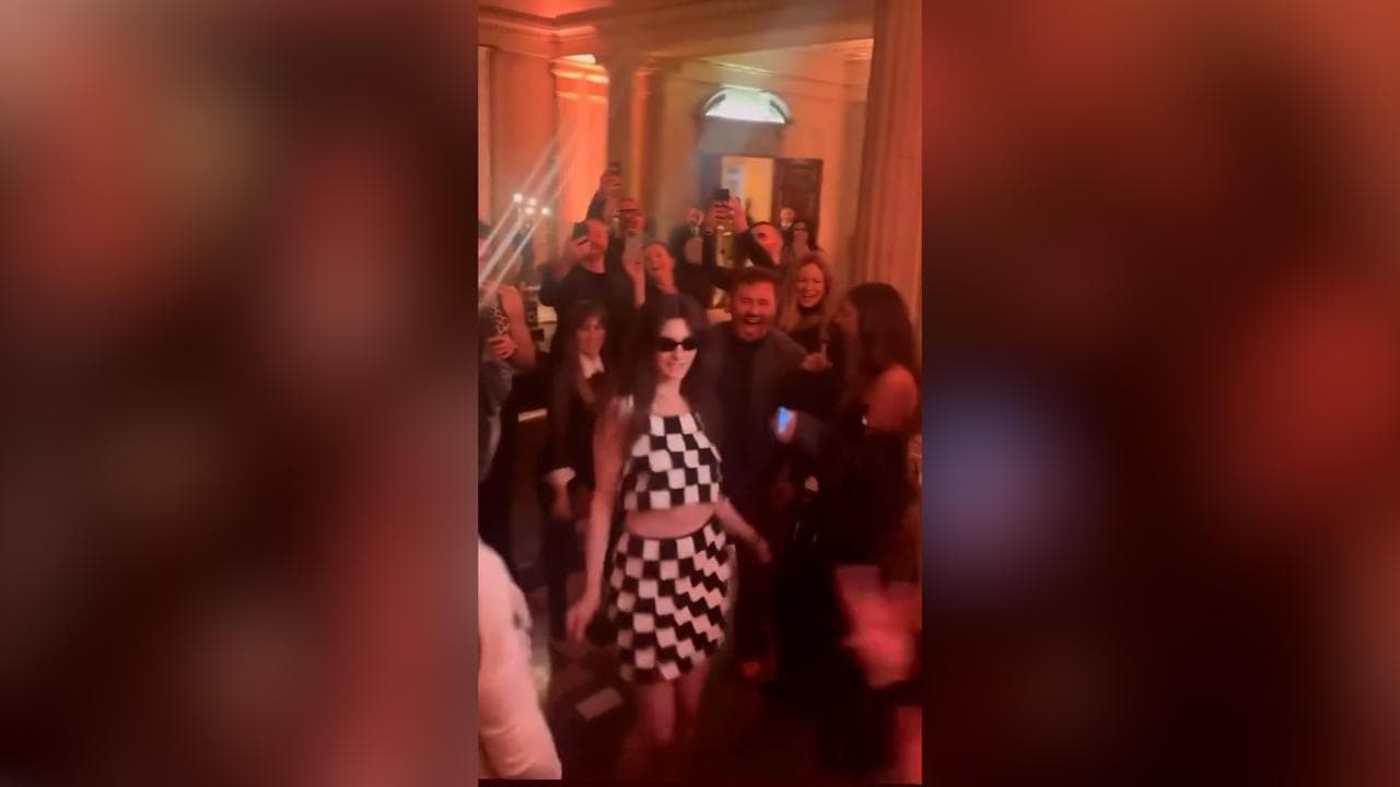 Milano fashion week, Anne Hathaway scatenata al party Versace (dove c'era anche Fedez)