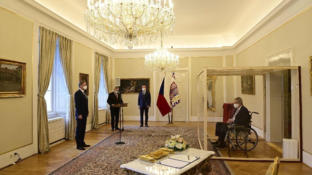 Repubblica Ceca, il presidente positivo al Covid nomina il premier da dietro un cubo di plexiglass