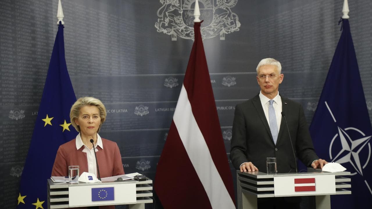 Variante Omicron, Ursula von der Leyen: "È una corsa contro il tempo"