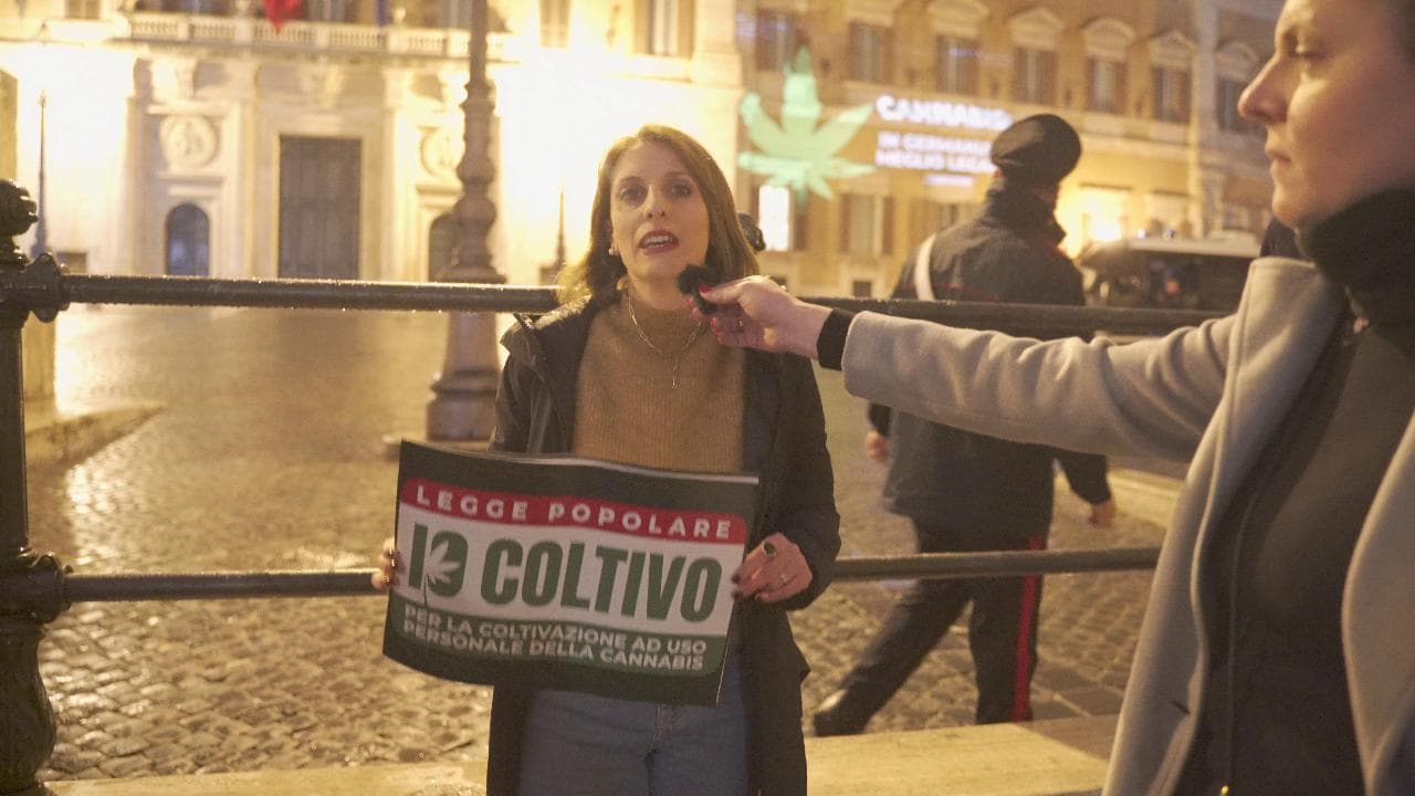 Una foglia di cannabis su Montecitorio: "In Germania è meglio legale". E i promotori vengono identificati