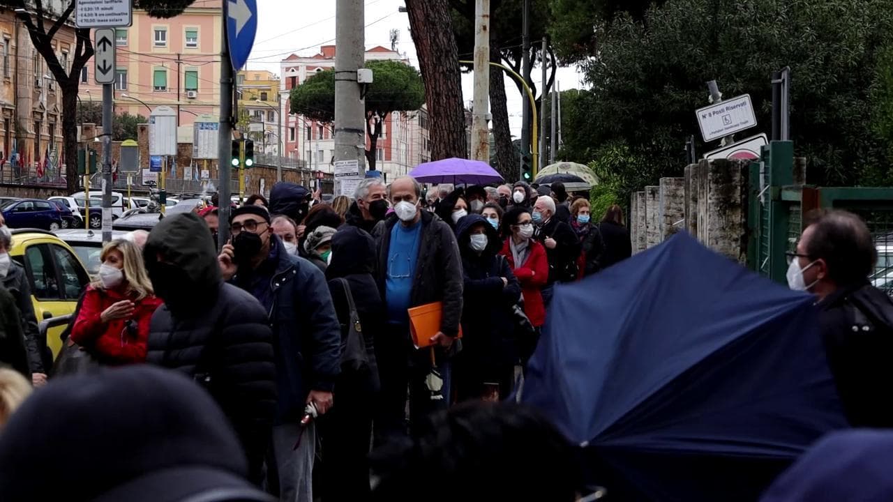 Tornano le file negli hub vaccinali: "Effetto della variante Omicron e del super Green pass"