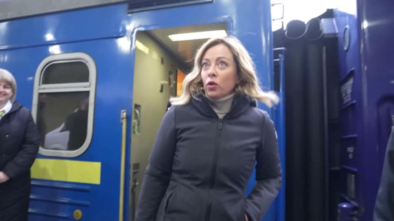 Due anni di guerra in Ucraina: Meloni arrivata a Kiev con von der Leyen, De Croo e Trudeau