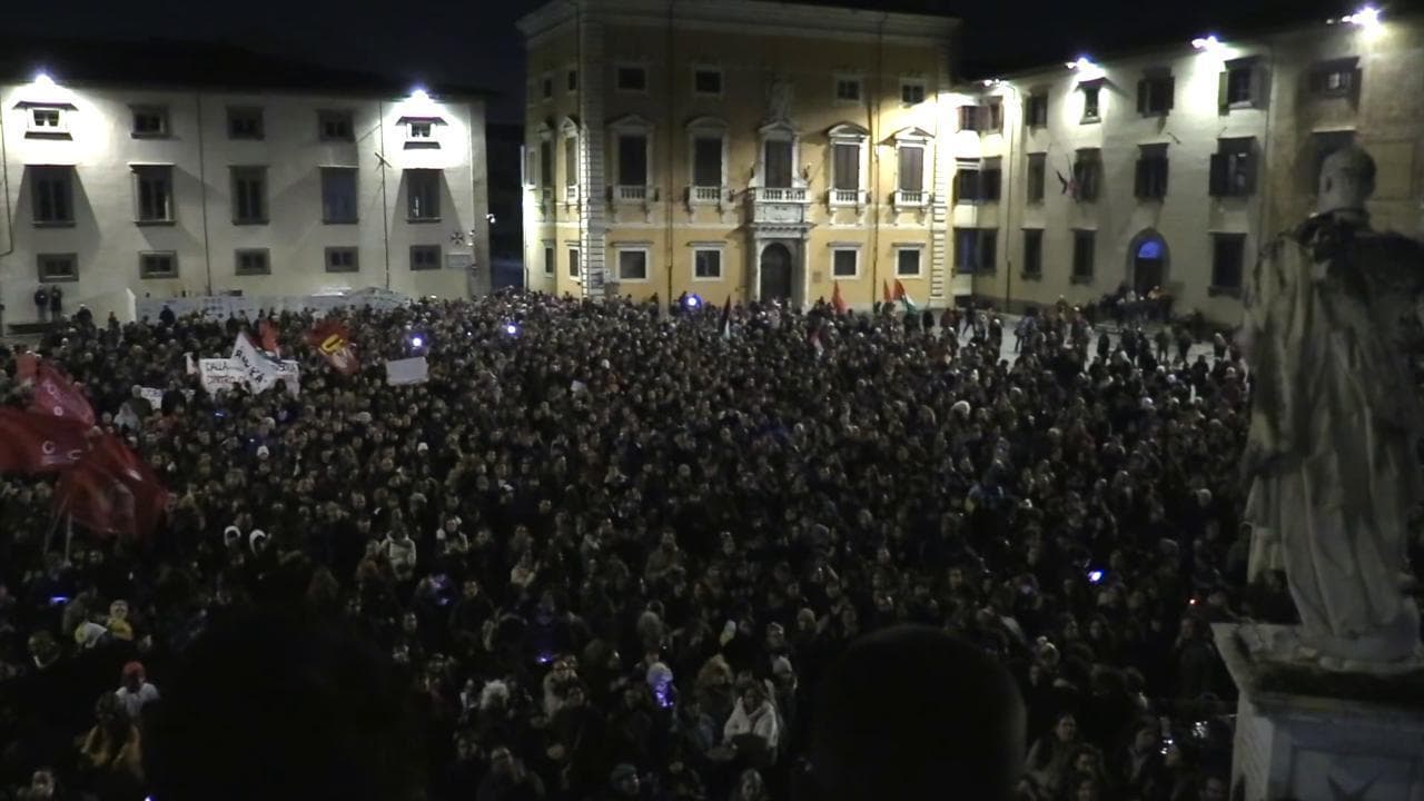 Pisa, la piazza piena di ragazzi contro le cariche della polizia e per "Palestina libera"