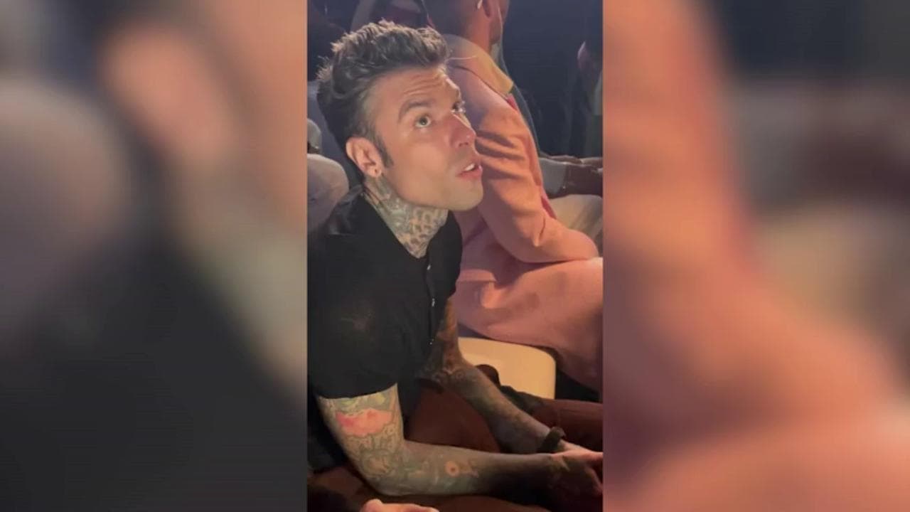 Milano Fashion Week, Fedez alla sfilata di Versace senza la moglie Chiara Ferragni