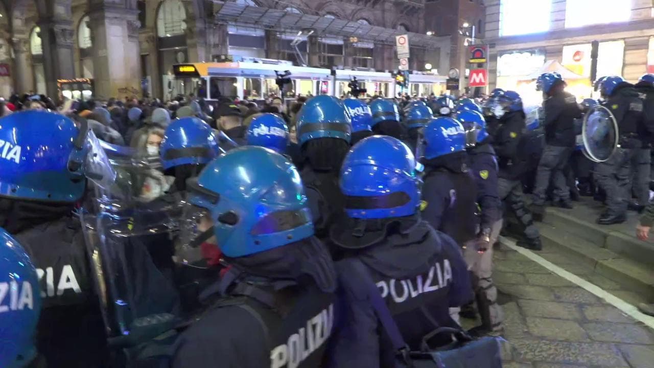 Milano, No Pass respinti mente tentano di improvvisare un corteo nei pressi di Piazza Duomo
