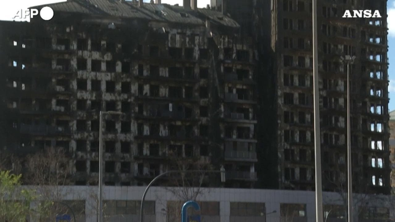 Valencia, pompieri e scientifica entrano nell'edificio distrutto dall'incendio
