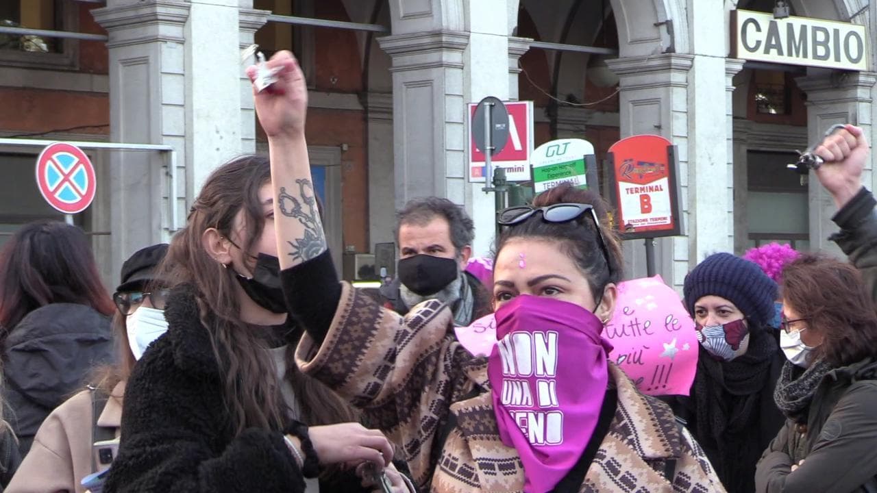 Violenza contro le donne, una marea fucsia a Roma: "Ci vogliamo tutte vive". E sventolano le chiavi di casa, simbolo delle violenze domestiche